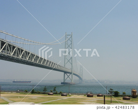 船の上に霞がかった吊り橋 船の上に霞がかった吊り橋 42483178