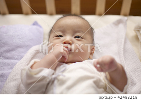 ベッドの上の赤ちゃん ベッドの上の赤ちゃん 42483218