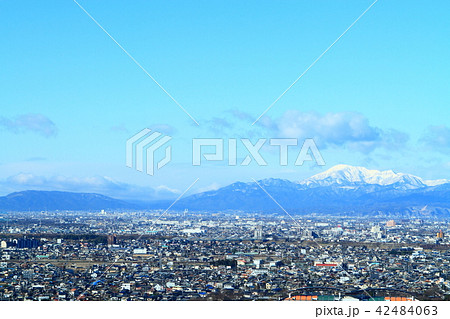 一宮市の町並みと冬の伊吹山の写真素材