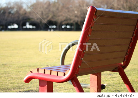 公園のベンチ 公園のベンチ 42484737