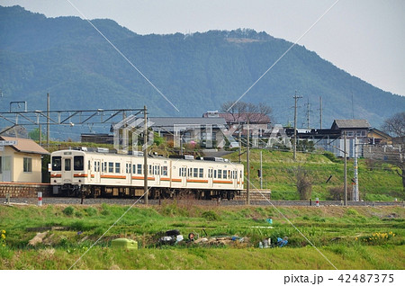 伊那新町駅に停車中の飯田線普通列車（119系電車） 42487375