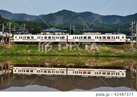 羽場・伊那新町駅間を走る飯田線普通列車（119系電車） 42487377