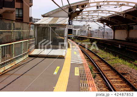 鶴見線国道駅を発車した海芝浦行電車 42487852