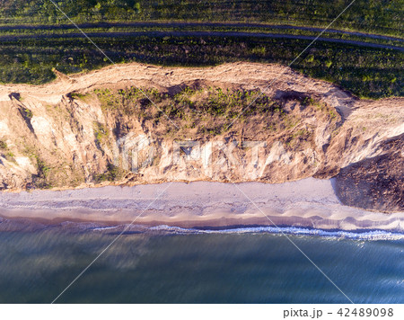 Narrow beach line, waves and ocean. Aerial view. 42489098