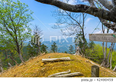 袴ヶ仙914m（はかまがせん）の山頂（岡山県美作市東谷上）※作品コメント欄に撮影位置あり 42490459