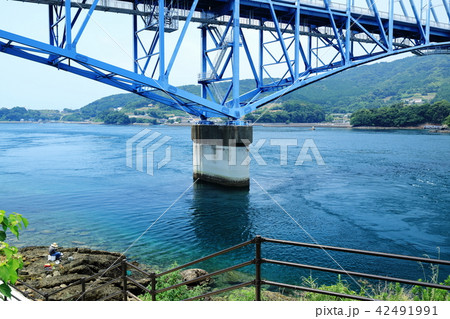 釣り人と黒之瀬戸大橋。そして長島町の町並み 釣り人と黒之瀬戸大橋。そして長島町の町並み 42491991