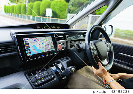 運転席とカーナビ 運転席とカーナビ 42492288