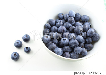 fresh blueberry fruits in a small white bowl 42492670