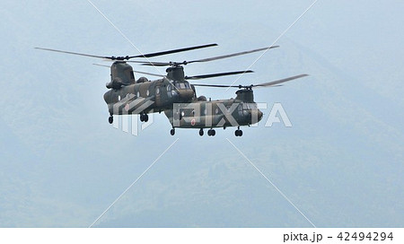 陸上自衛隊の輸送ヘリコプターCH-47の編隊飛行 陸上自衛隊の輸送ヘリコプターCH-47の編隊飛行 42494294