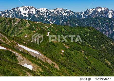 北アルプス 爺ヶ岳稜線から見る剣立山連峰と種池山荘の写真素材