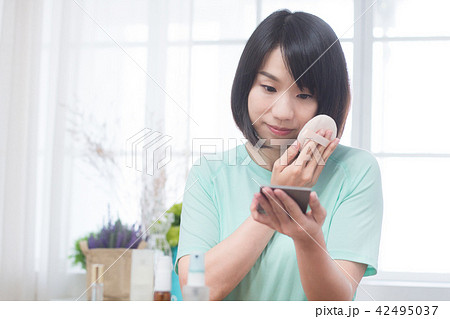 化粧 メイクアップ お化粧 42495037