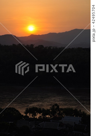 ラオス　ルアンパバーンの夕日 42495704