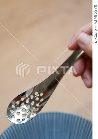 穴開きレンゲ (スプーン 手 ボディパーツ 和食 人物 シニア 高齢者 顔なし 丼 コピースペース) 42496570