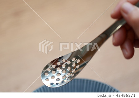 穴開きレンゲ (スプーン 手 ボディパーツ 和食 人物 シニア 高齢者 顔なし 丼 コピースペース) 穴開きレンゲ (スプーン 手 ボディパーツ 和食 人物 シニア 高齢者 顔なし 丼 コピースペース) 42496571