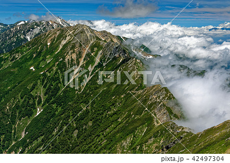 鹿島槍ヶ岳から見る雲湧く五竜岳 白馬岳方面の写真素材