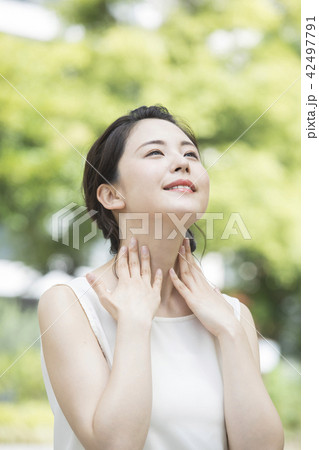 ノースリーブの女性 42497791