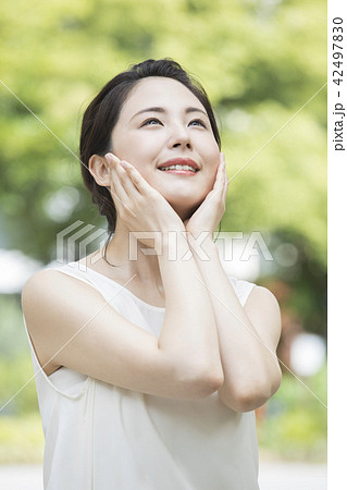 ノースリーブの女性 ノースリーブの女性 42497830