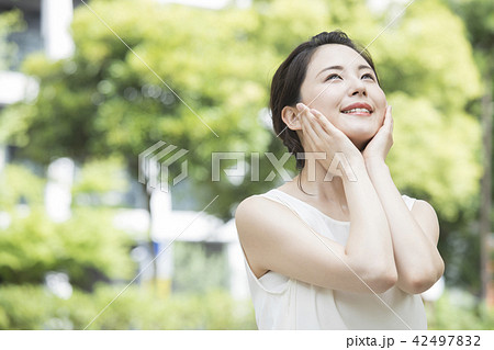 ノースリーブの女性 42497832