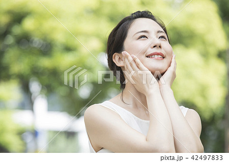 ノースリーブの女性 42497833