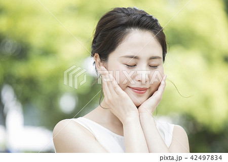 ノースリーブの女性 ノースリーブの女性 42497834