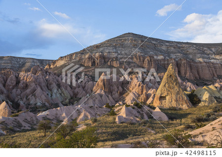 トルコ　カッパドキア　太陽の陽を浴びたローズバレー 42498115