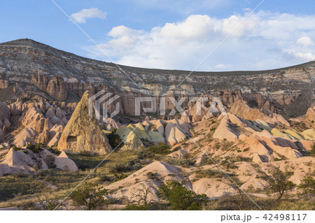トルコ　カッパドキア　太陽の陽を浴びたローズバレー 42498117