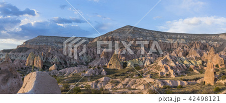 トルコ　カッパドキア　太陽の陽を浴びたローズバレー 42498121