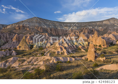 トルコ　カッパドキア　太陽の陽を浴びたローズバレー 42498123