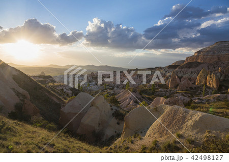 トルコ　カッパドキア　ローズバレー　トレッキングコースから見た夕日 42498127
