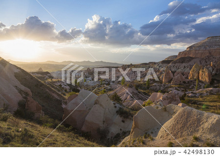 トルコ　カッパドキア　ローズバレー　トレッキングコースから見た夕日 42498130