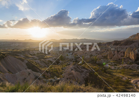 トルコ　カッパドキア　ローズバレー　トレッキングコースから見た夕日 42498140