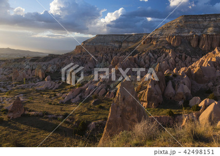 トルコ　カッパドキア　オレンジ色に染まったローズバレー 42498151