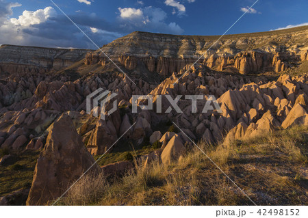 トルコ　カッパドキア　オレンジ色に染まったローズバレー 42498152