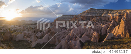 トルコ カッパドキア オレンジ色に染まったローズバレーと夕日 トルコ カッパドキア オレンジ色に染まったローズバレーと夕日 42498157