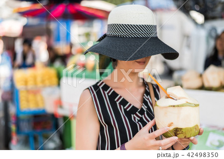 woman hold a coconut 42498350