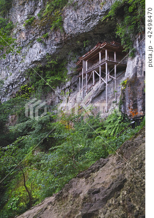 【国宝】三徳山 三佛寺（三仏寺）投入堂（奥院・蔵王殿）コピースペース 42498470