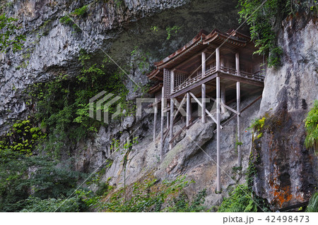 【国宝】三徳山 三佛寺(三仏寺)投入堂(奥院・蔵王殿) 【国宝】三徳山 三佛寺(三仏寺)投入堂(奥院・蔵王殿) 42498473