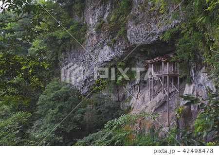 【国宝】三徳山 三佛寺(三仏寺)投入堂(奥院・蔵王殿)コピースペース 【国宝】三徳山 三佛寺(三仏寺)投入堂(奥院・蔵王殿)コピースペース 42498478