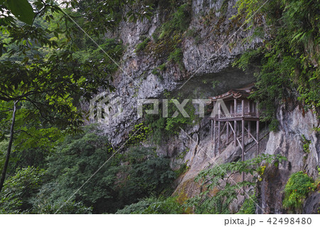 【国宝】三徳山 三佛寺（三仏寺）投入堂（奥院・蔵王殿）コピースペース 42498480