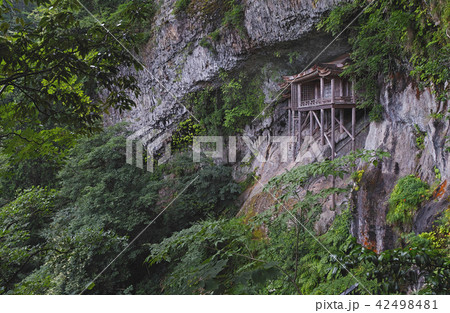 【国宝】三徳山 三佛寺（三仏寺）投入堂（奥院・蔵王殿）コピースペース 42498481