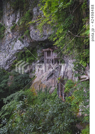 【国宝】三徳山 三佛寺（三仏寺）投入堂（奥院・蔵王殿）コピースペース 42498488