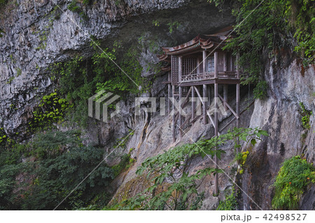 【国宝】三徳山 三佛寺(三仏寺)投入堂(奥院・蔵王殿)コピースペース 【国宝】三徳山 三佛寺(三仏寺)投入堂(奥院・蔵王殿)コピースペース 42498527