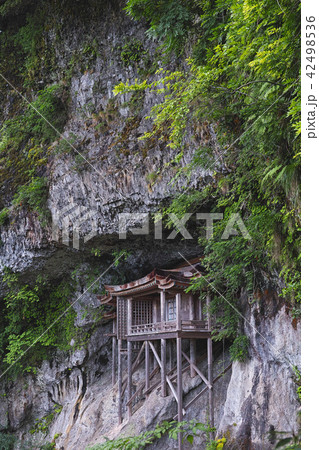 【国宝】三徳山 三佛寺(三仏寺)投入堂(奥院・蔵王殿)コピースペース 【国宝】三徳山 三佛寺(三仏寺)投入堂(奥院・蔵王殿)コピースペース 42498536