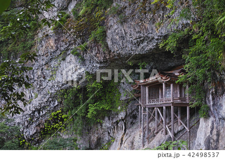 【国宝】三徳山 三佛寺（三仏寺）投入堂（奥院・蔵王殿）コピースペース 42498537