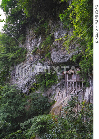 【国宝】三徳山 三佛寺(三仏寺)投入堂(奥院・蔵王殿)コピースペース 【国宝】三徳山 三佛寺(三仏寺)投入堂(奥院・蔵王殿)コピースペース 42498541