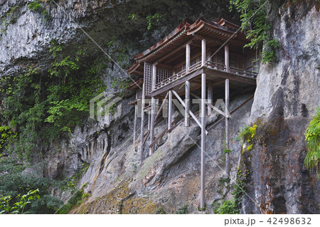 【国宝】三徳山 三佛寺(三仏寺)投入堂(奥院・蔵王殿)コピースペース 【国宝】三徳山 三佛寺(三仏寺)投入堂(奥院・蔵王殿)コピースペース 42498632