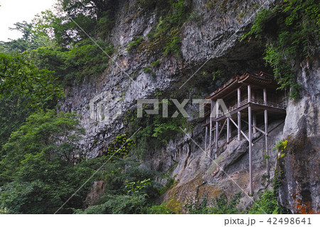 【国宝】三徳山 三佛寺（三仏寺）投入堂（奥院・蔵王殿）コピースペース 42498641