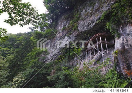 【国宝】三徳山 三佛寺(三仏寺)投入堂(奥院・蔵王殿)コピースペース 【国宝】三徳山 三佛寺(三仏寺)投入堂(奥院・蔵王殿)コピースペース 42498643