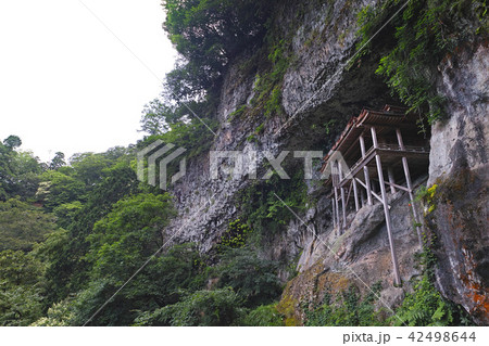 【国宝】三徳山 三佛寺（三仏寺）投入堂（奥院・蔵王殿）コピースペース 42498644