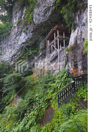 【国宝】三徳山 三佛寺(三仏寺)投入堂(奥院・蔵王殿)コピースペース 【国宝】三徳山 三佛寺(三仏寺)投入堂(奥院・蔵王殿)コピースペース 42498645